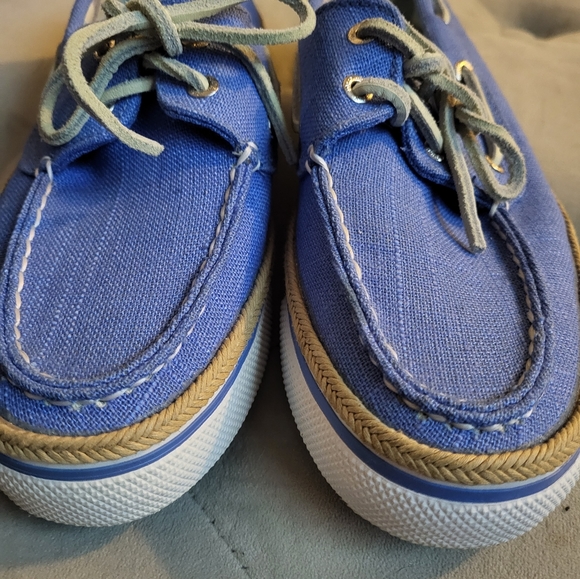 Womens blue periwinkle 7.5 Sperry top siders. - Picture 3 of 7